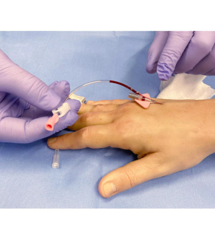 Model fotorealistickej cvičnej ruky Pete na nácvik punkcie