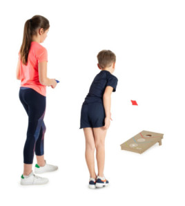 Hra Cornhole - hádž a triafaj fazuľkovými vreckami