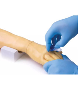 Cvičný model - simulátor na nácvik intravenóznych injekcií a infúzií